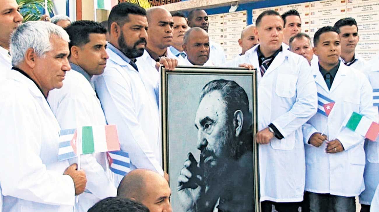Médicos cubanos: negocios públicos y necesidades privadas