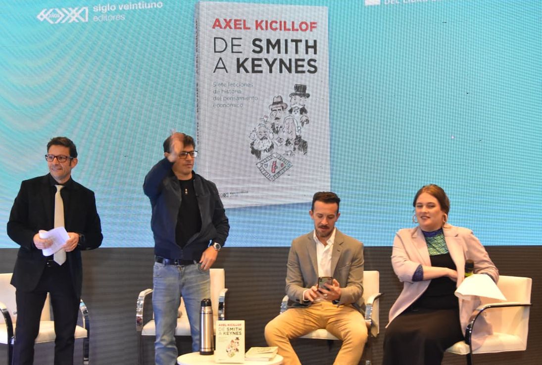 Con Kicillof en la Feria del Libro hablando de teoría económica