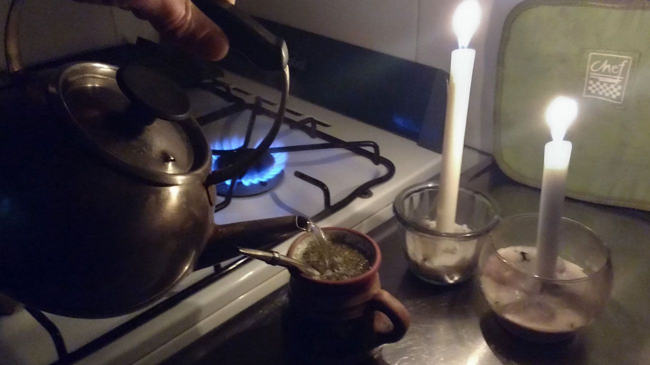 A dos días del apagón en Argentina, más de 33 mil usuarios aún siguen sin luz