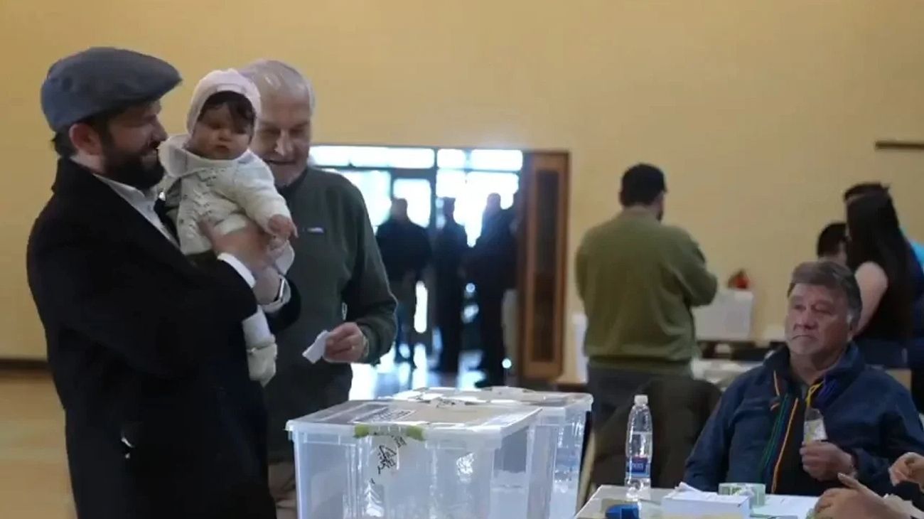 Boric votó en Punta Arenas con su hijita Violeta: "Chile es una familia, más allá de todas las diferencias"