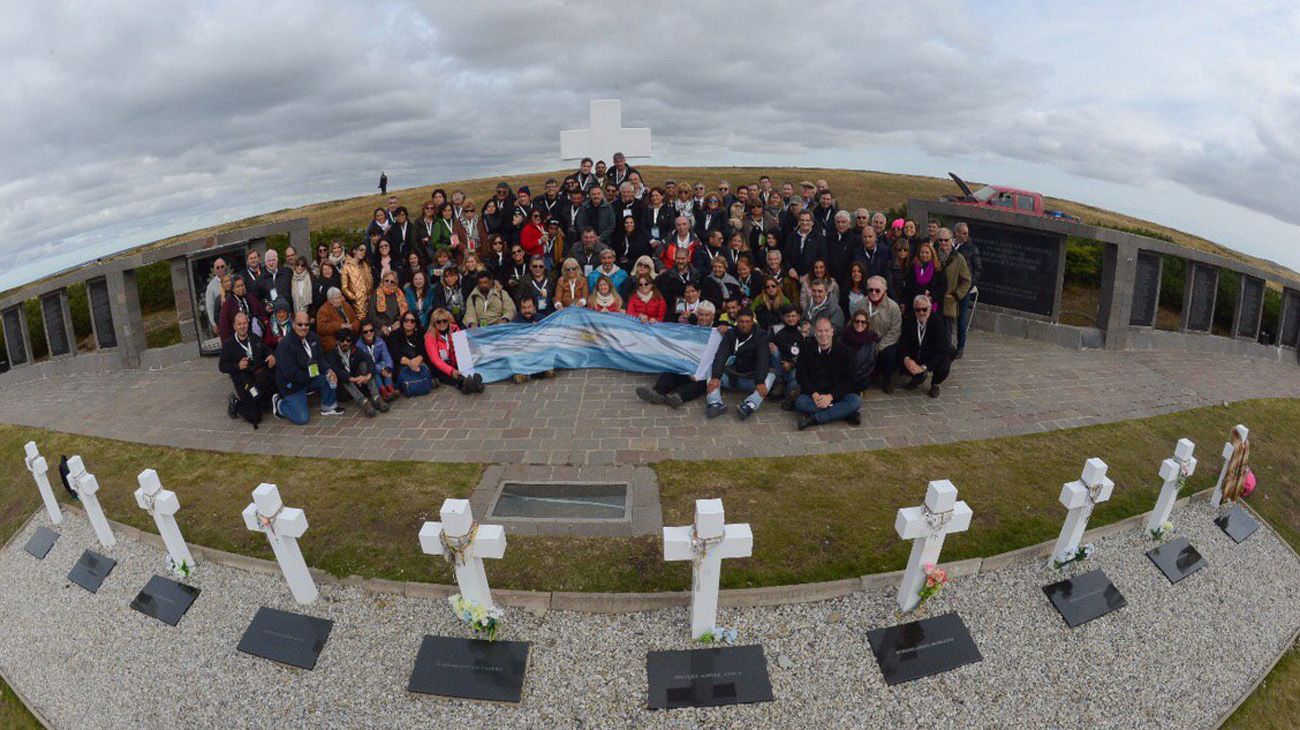 Malvinas | Así fue el segundo viaje humanitario de familiares de caídos al Cementerio de Darwin, bajo la mirada del Buenos Aires Times