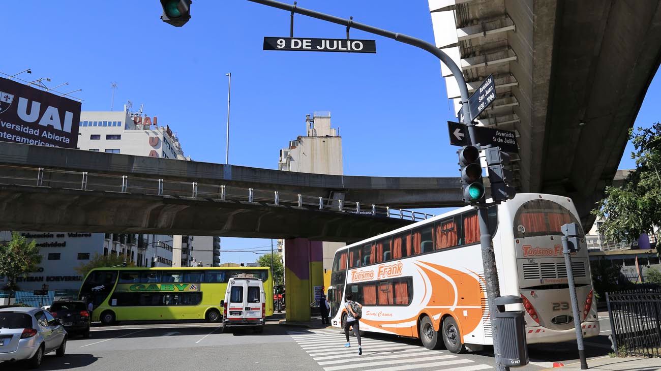 Se mantiene el corte de micros de turismo en la avenida 9 de Julio