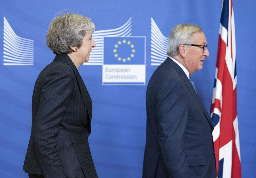 La Unión Europea ayuda a Theresa May a llegar al Brexit
