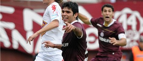 Lanús demolió a Huracán y quedó a un punto del líder