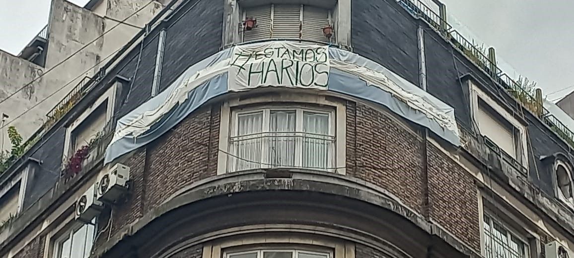 La vecina de Cristina Kirchner cerró todo y colgó la bandera #EstamosHartos