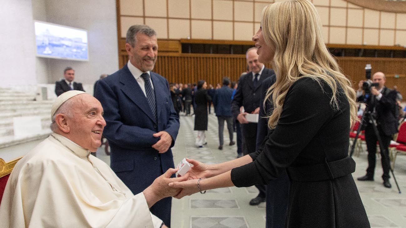 Encuentro entre la Primera Dama y el Papa: así fue la reunión entre Fabiola Yañez y Francisco