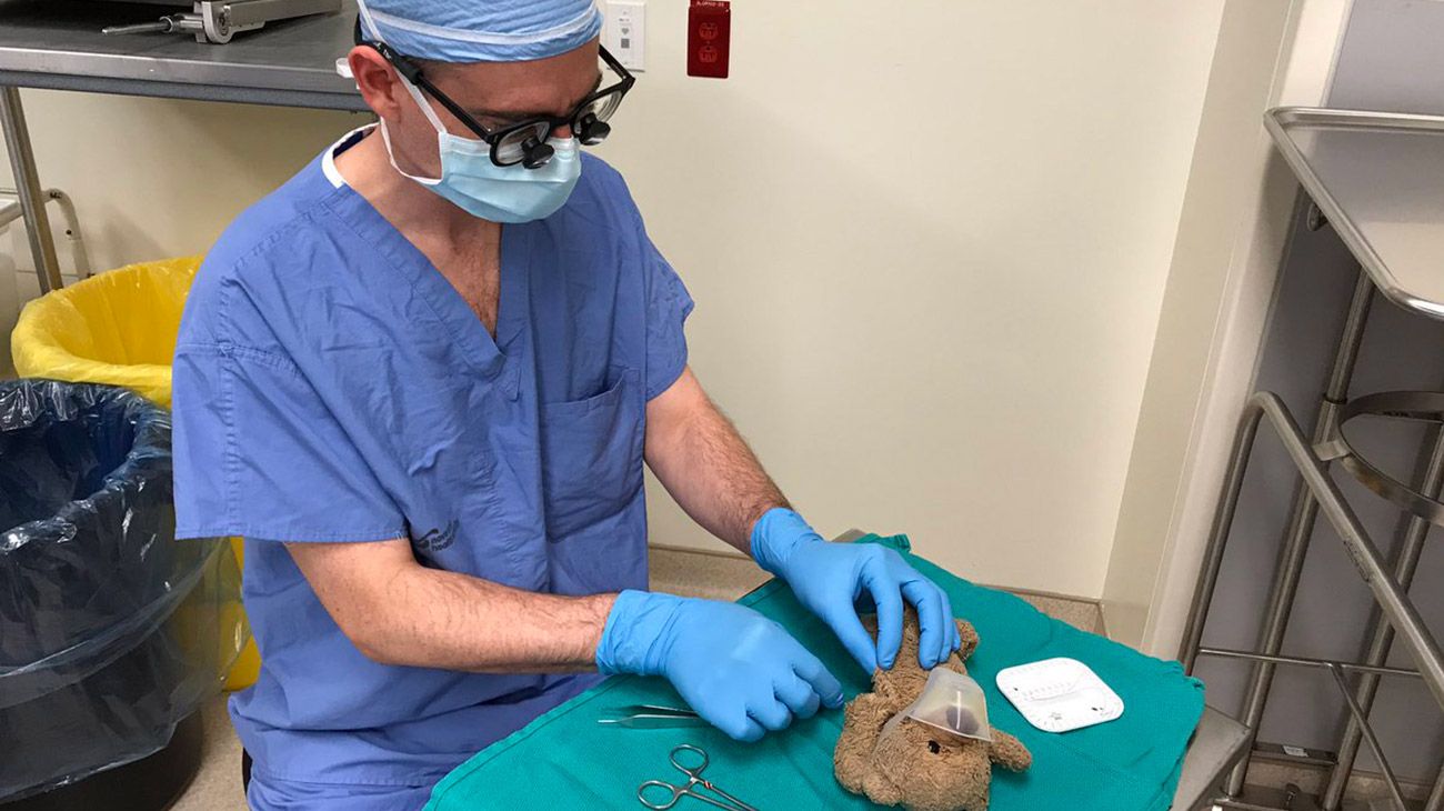 Un cirujano operó un oso de peluche para animar a su paciente de 8 años