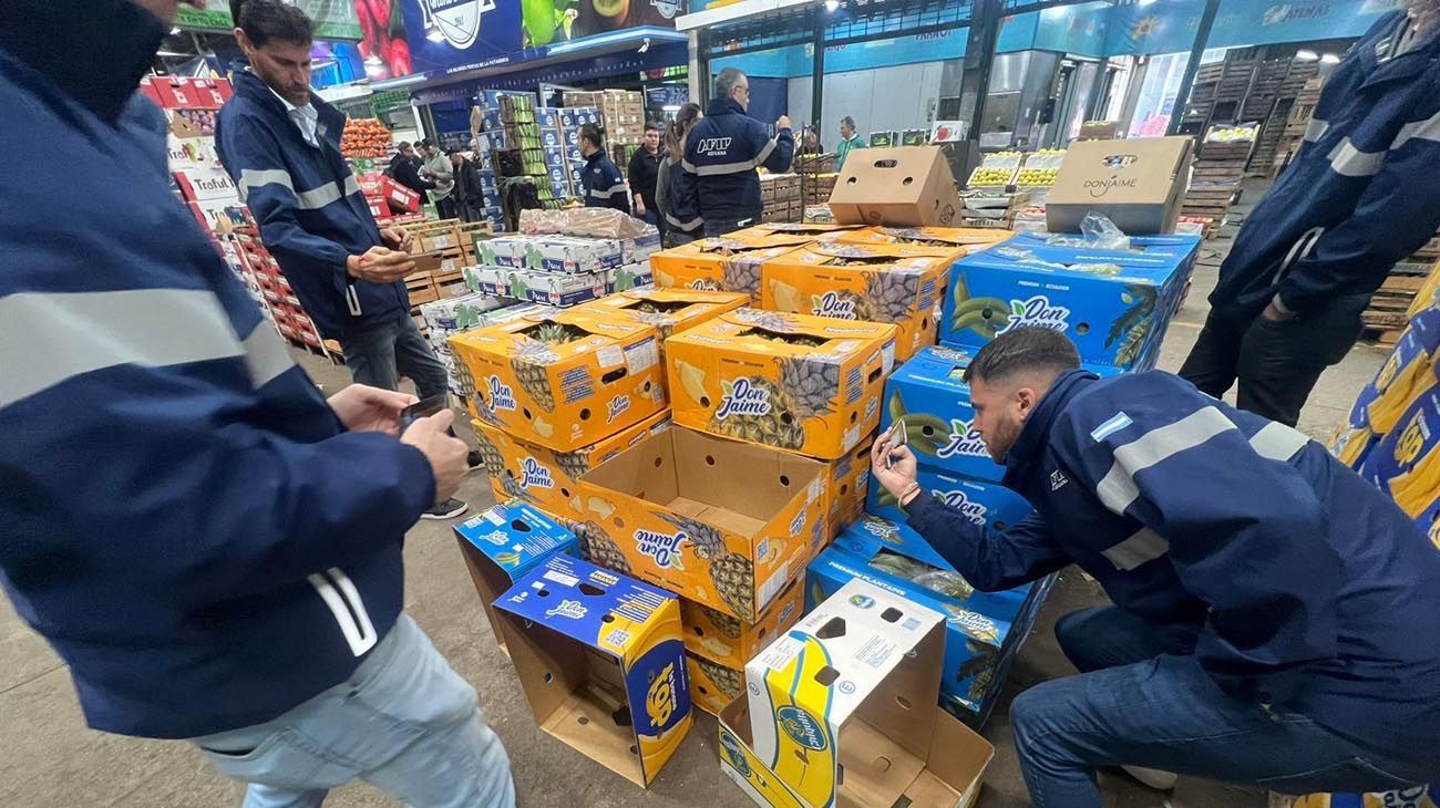 AFIP realiza un operativo de control precios en el Mercado Central para que no "remarquen al blue"