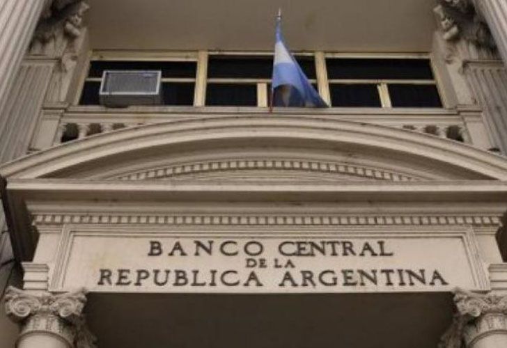 Proponen una reforma para aliviar la "abstinencia de celular" en los bancos