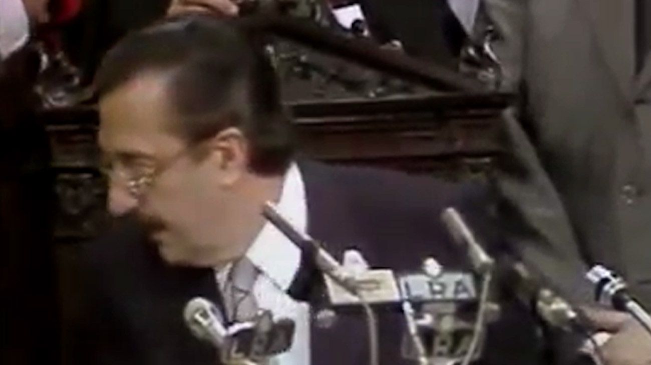 Antes de dar su primer discurso, Alfonsín se quejó por el agua