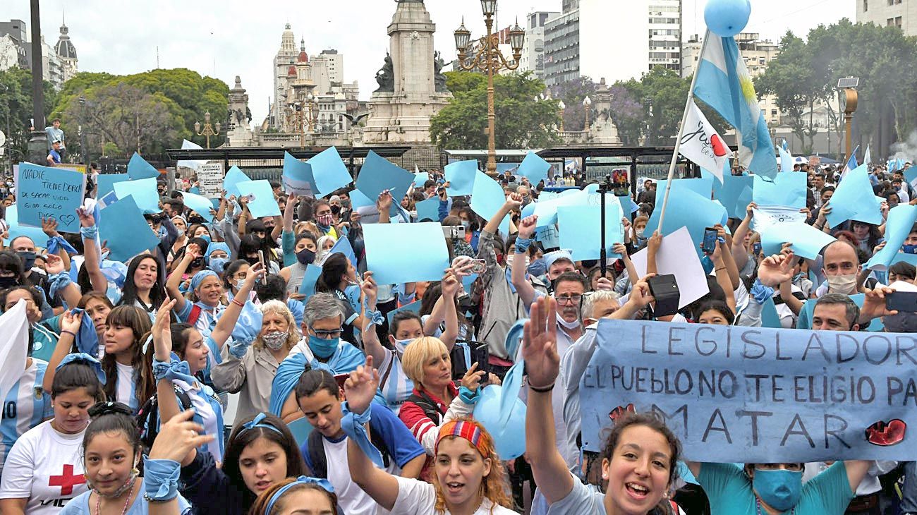 Senador Braillard Poccard contra el aborto: "Hay muchos vacíos legales que necesitan legislación"