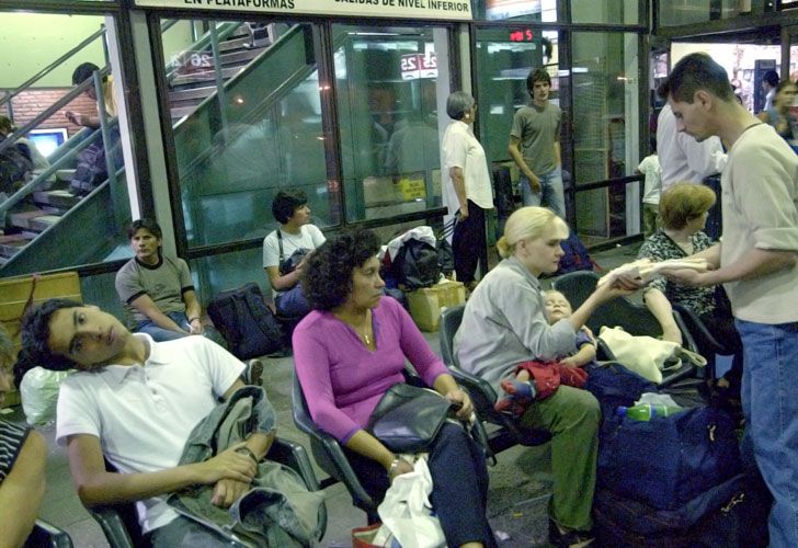 Hallaron a una mujer muerta sentada en la terminal de Retiro