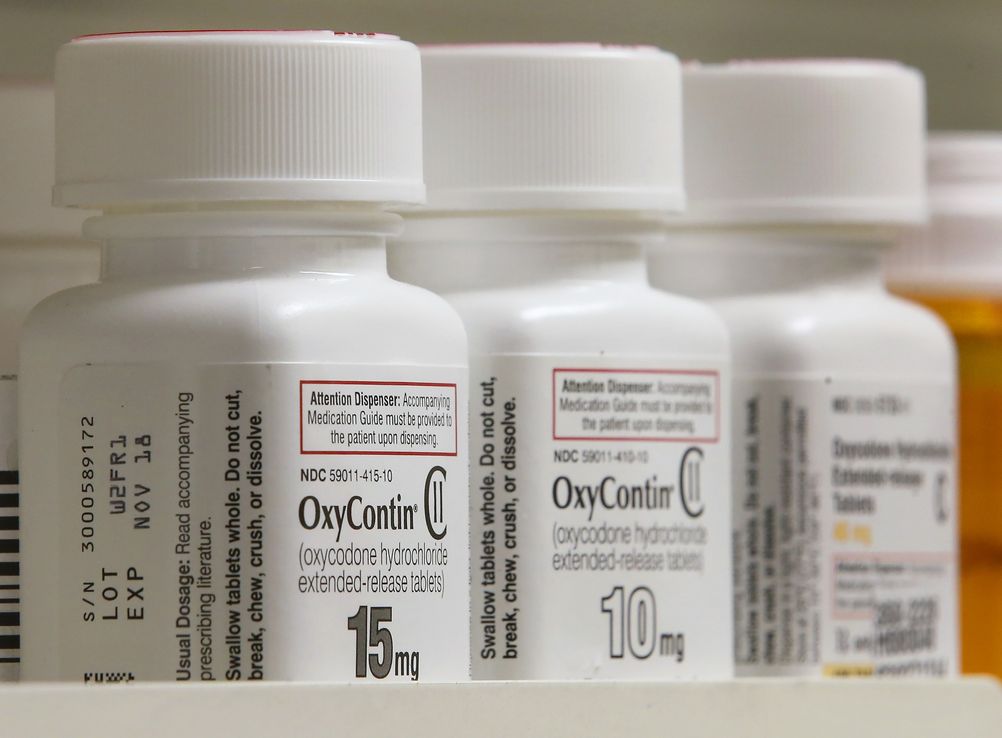 Farmacéuticas acusan a sitios web ilegales de crisis por opio