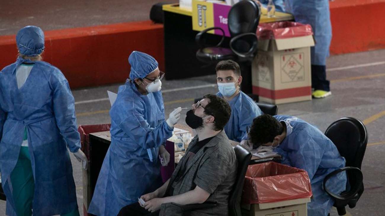 Covid-19 en el AMBA: los casos siguen bajando, pero con señales de alarma