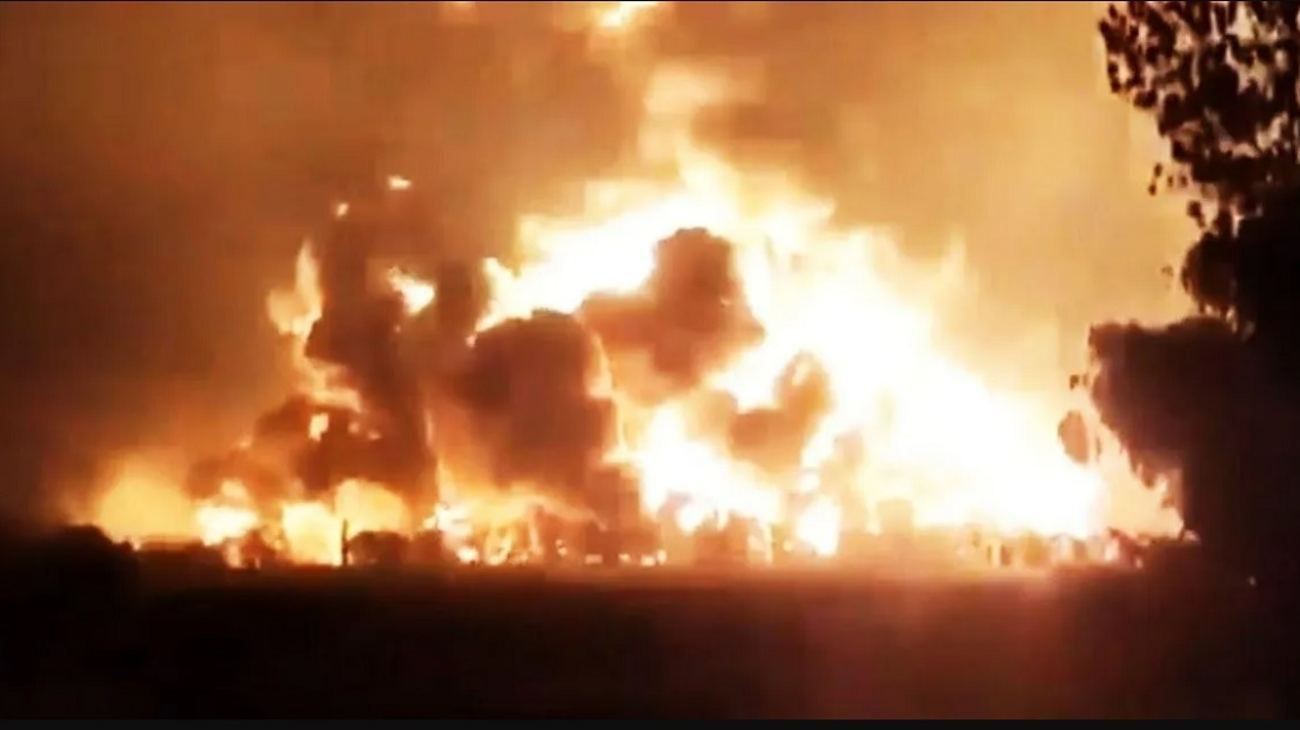 Video: impresionante incendio en una refinería de Indonesia