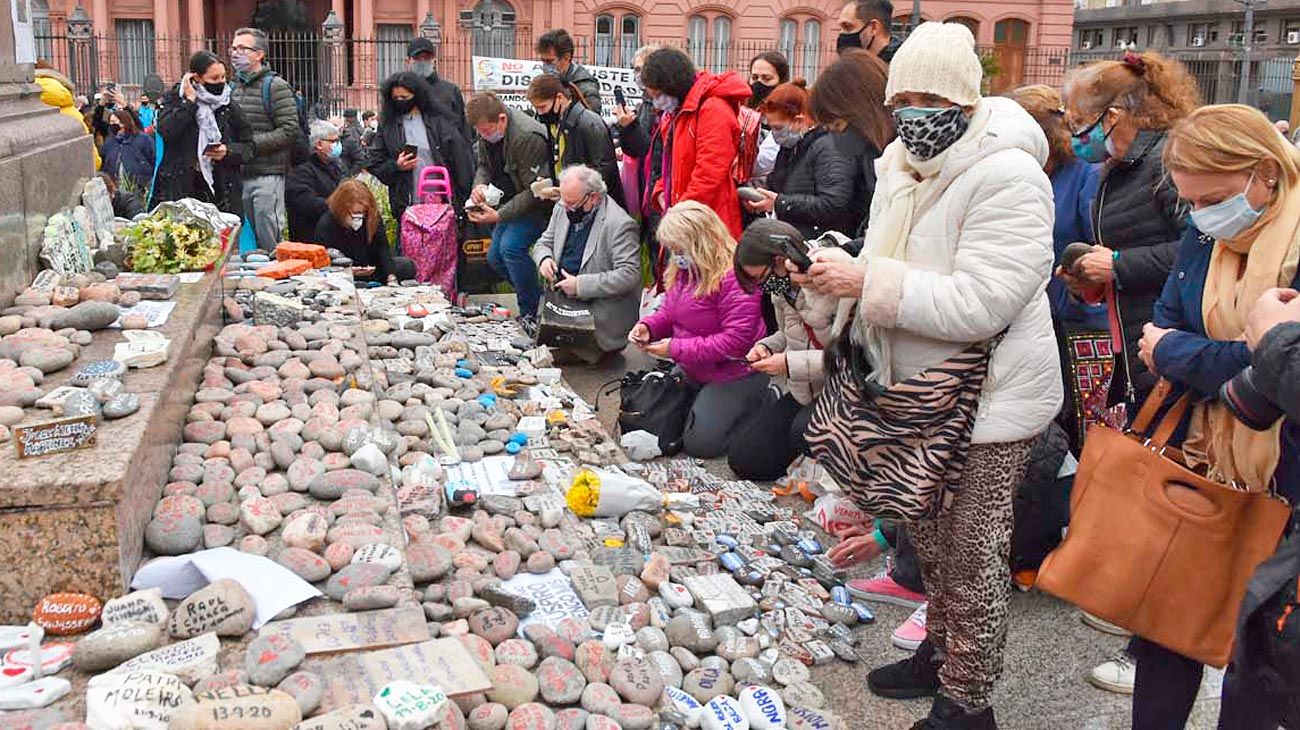 Familiares de víctimas del covid volvieron a marchar con piedras