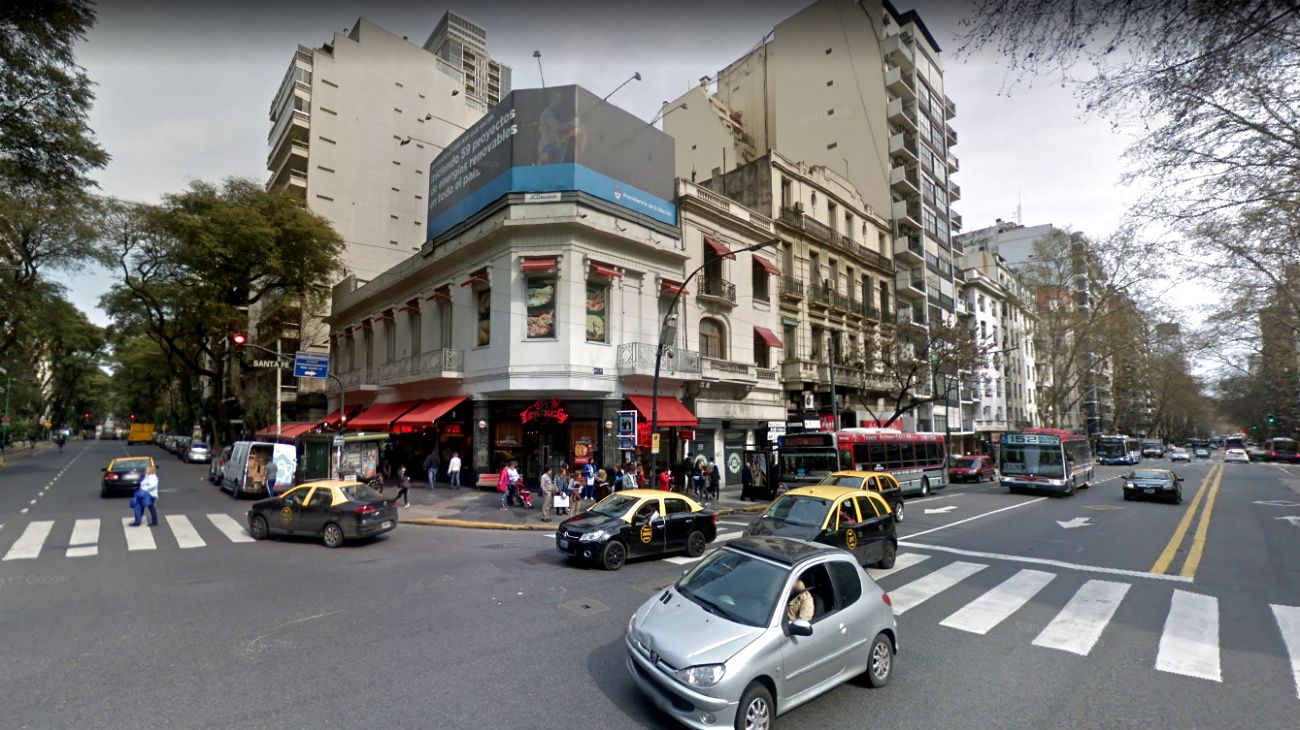 Video | La asaltaron y golpearon en una pizzería de Palermo y nadie la defendió