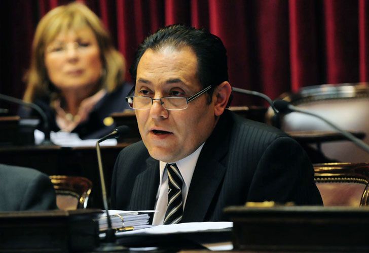 Denuncian que un senador habría dado dinero a un votante