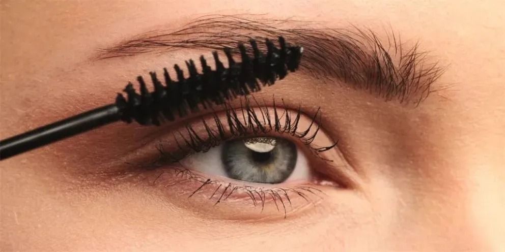 Prohíben la venta de un producto para cejas y pestañas
