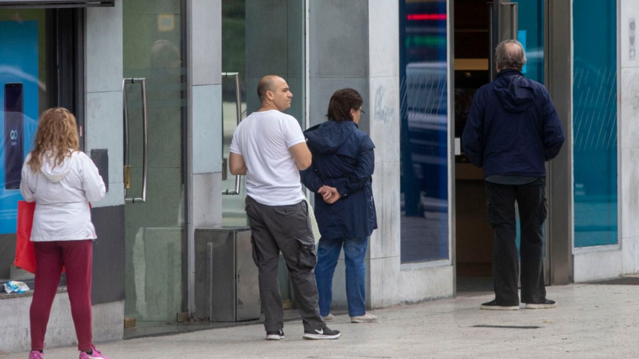 Argentina inunda calles con efectivo por mayor crisis crediticia