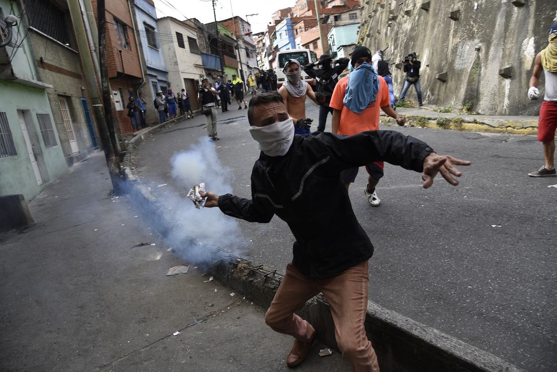 Intento de motín prueba débil agarre de Maduro al poder