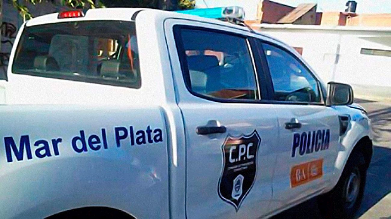 Intentó cortarle la mano a una mujer policía para robarle el arma