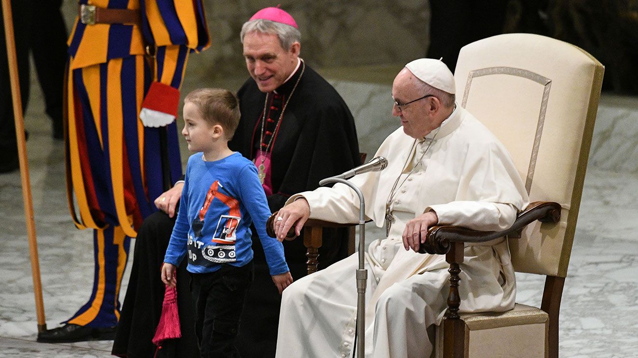 La broma del Papa con un nene que irrumpió en una audiencia: "Es argentino, indisciplinado"