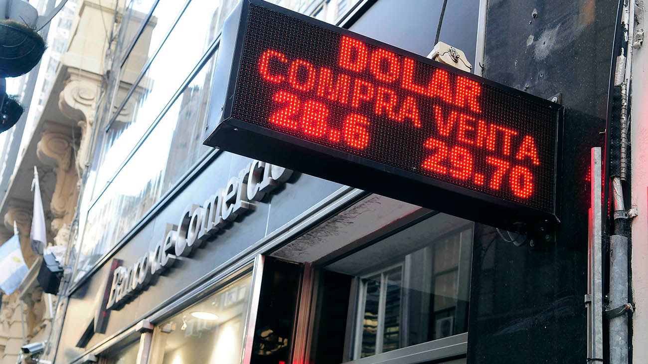 Una nueva ola de desconfianza lleva el dólar a casi $ 30 y fuerza medidas