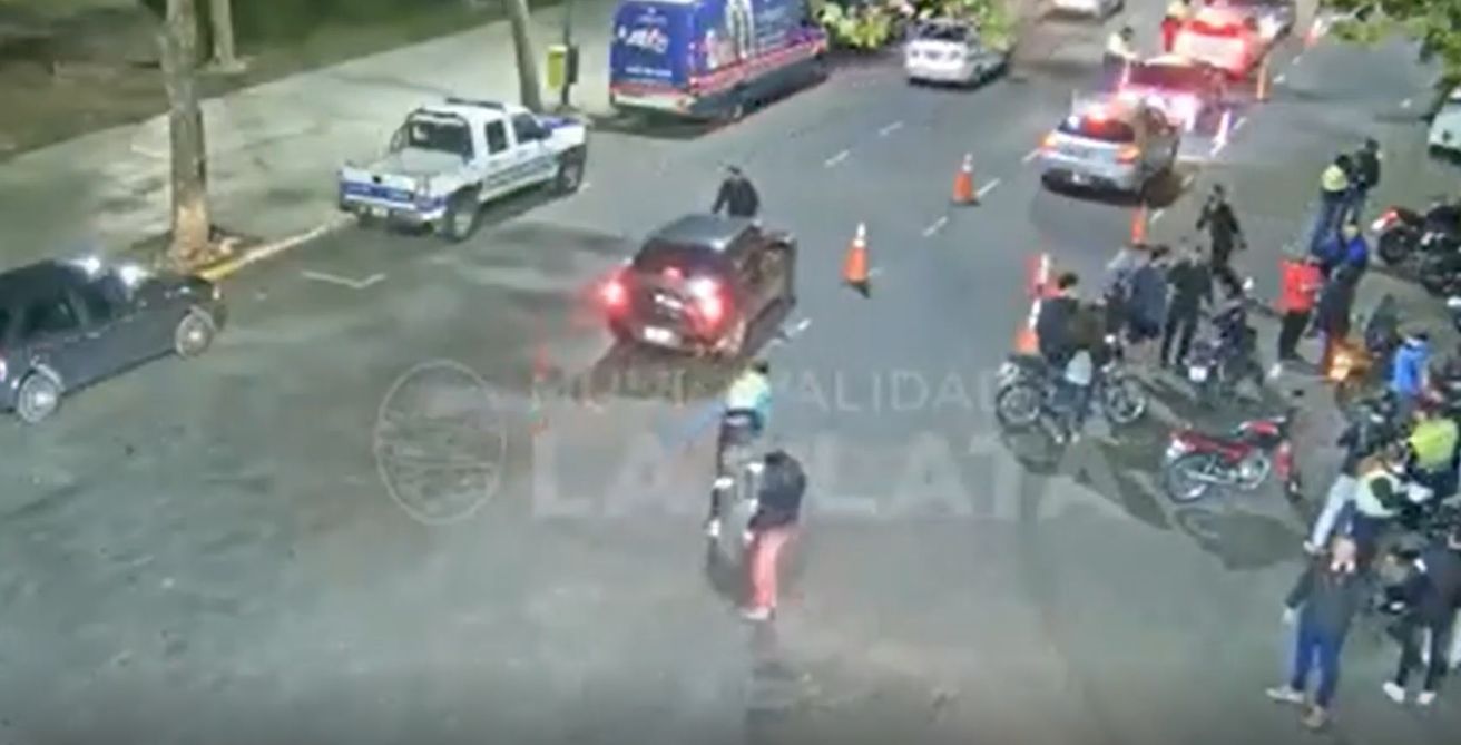 Video: atropelló a un agente de tránsito y lo arrastró durante tres cuadras
