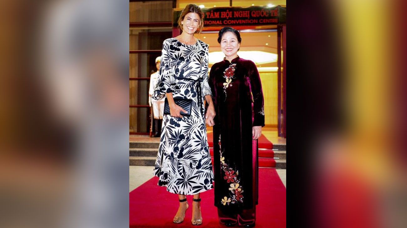 En Vietnam, Juliana Awada usó sus sandalias fetiche de 615 euros