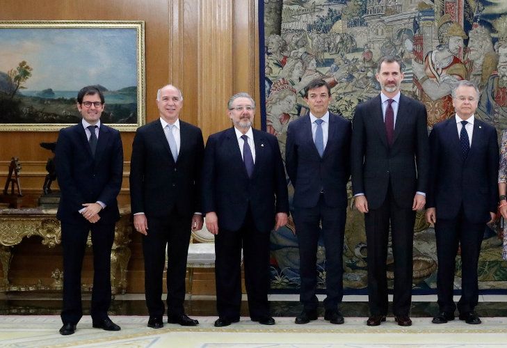 Después de la polémica, Lorenzetti reapareció en España junto al Rey