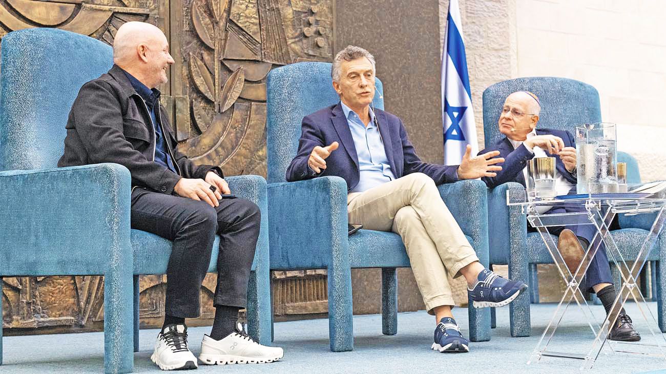 En Miami, Macri presentó su segundo libro y se metió en la campaña