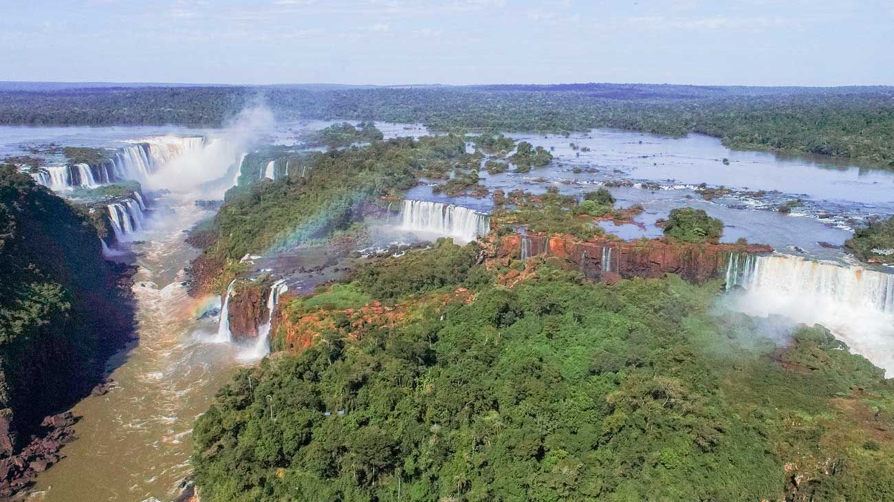 Ante la feroz crecida del río Iguazú, explican cómo funcionan las pasarelas de las Cataratas