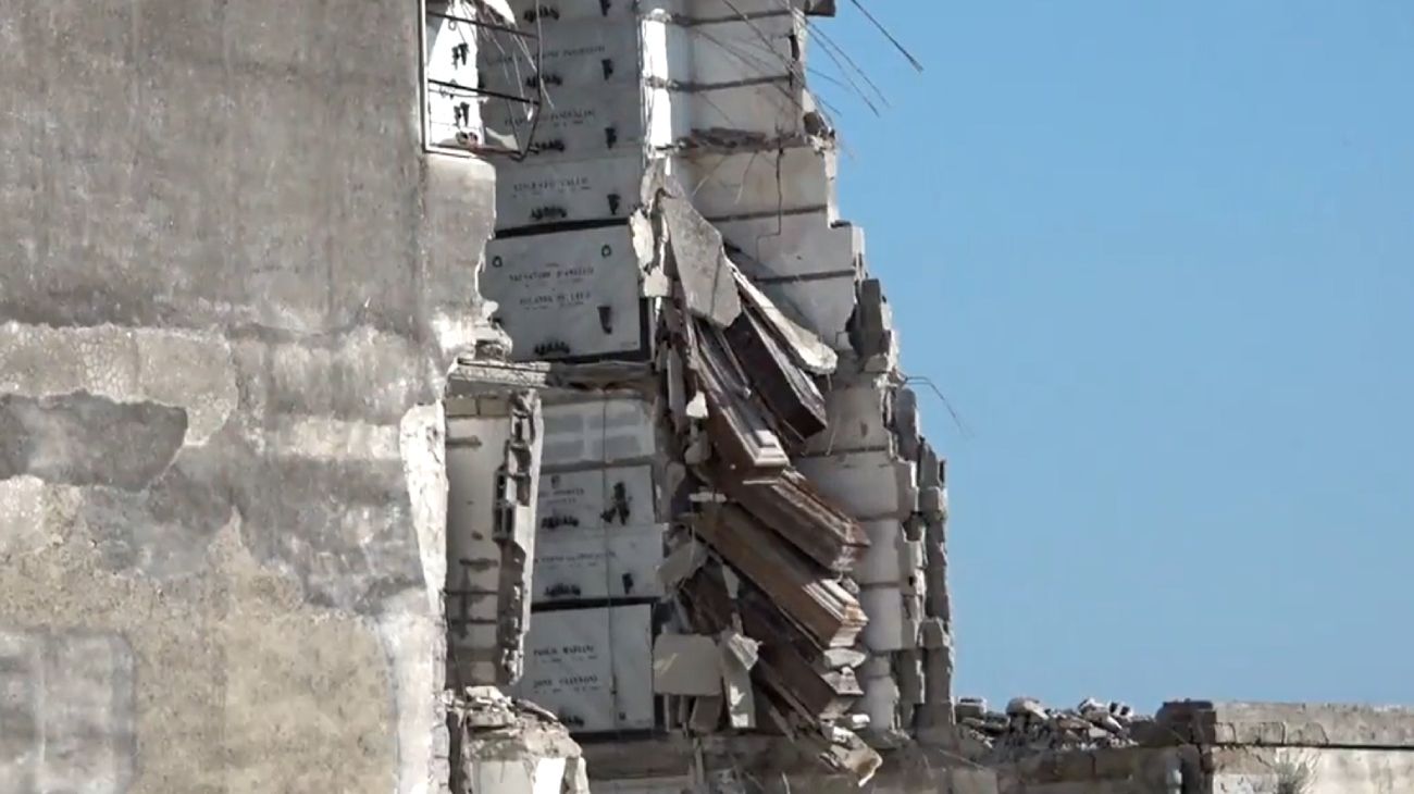 Italia: Una docena de ataúdes quedaron colgando por el derrumbe de un cementerio