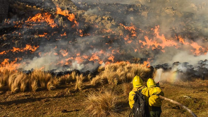 Incendios en la zona de la concesionaria de Autocity, en avenida de circunvalación