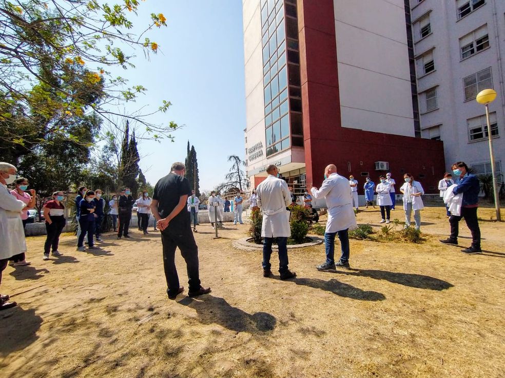Médicos denuncian desinformación, falta de recursos y agotamiento extremo