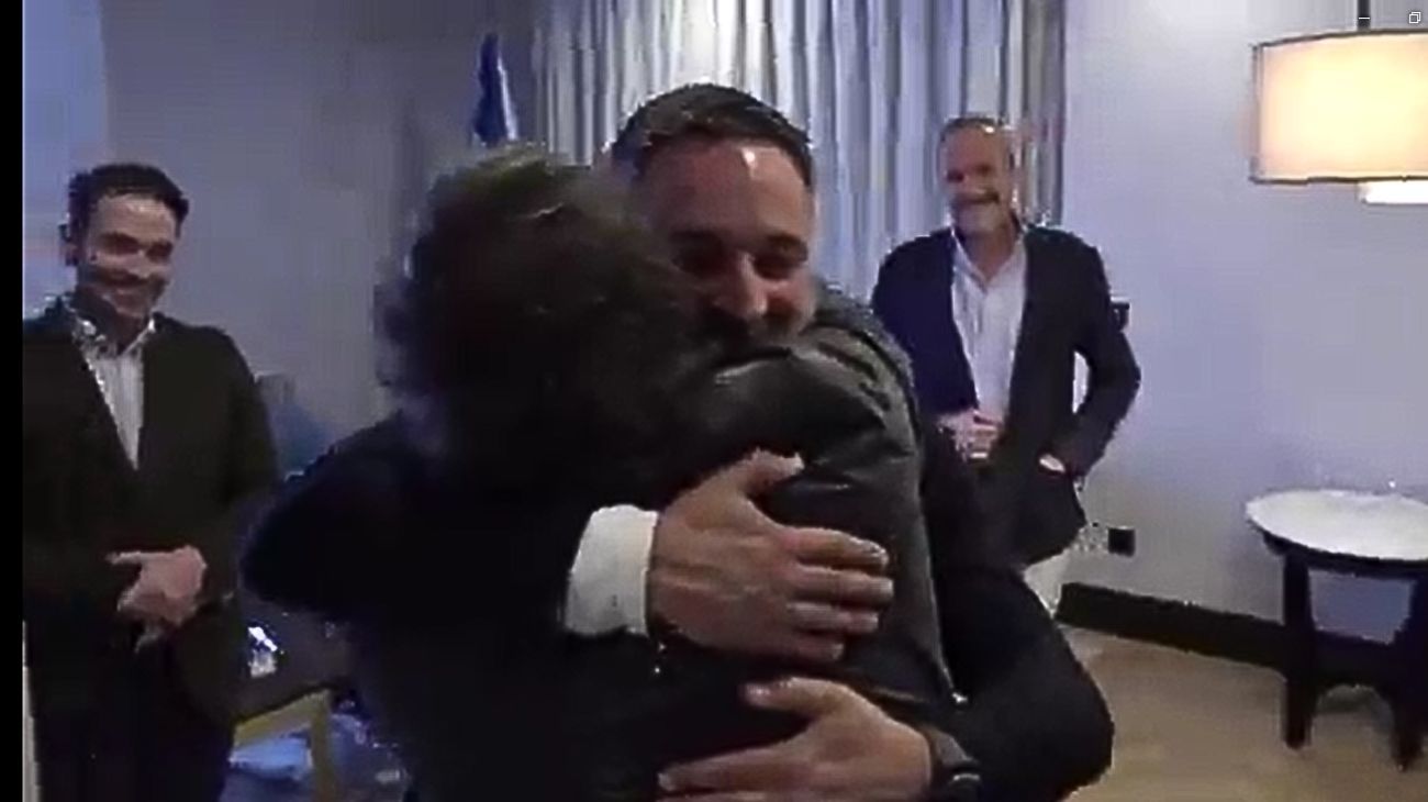 Entre abrazos y elogios, Milei se reunió en Madrid con Santiago Abascal, el líder de Vox