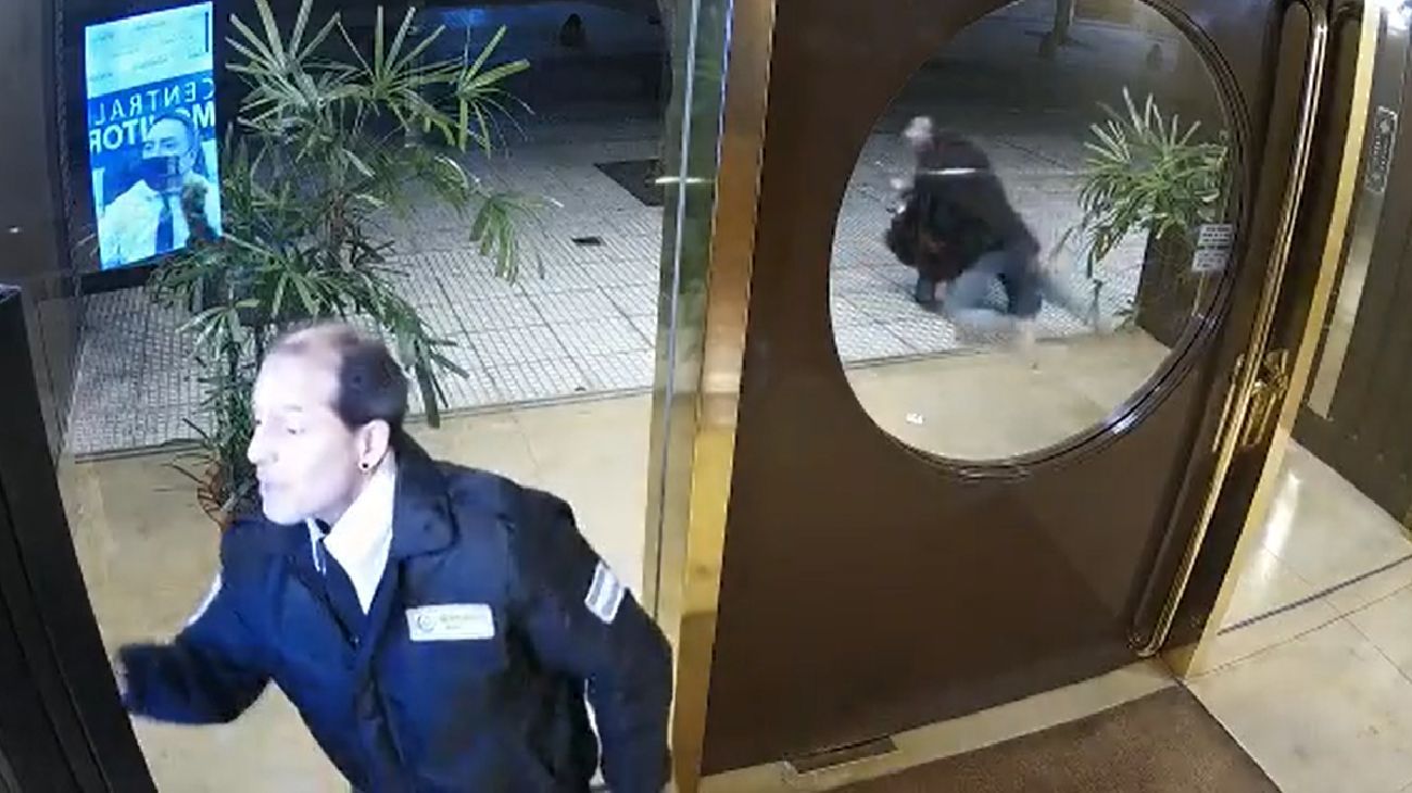 Video: la llamativa inacción de un vigilador cuando asaltaron a un vecino en la puerta del edificio