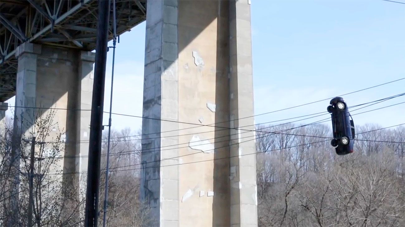 Video: el misterio del auto que apareció colgado de un puente