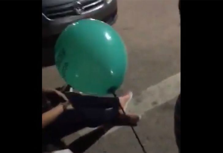 Un policía le pidió a una nena de cinco años que desinfle un globo de Cambiemos