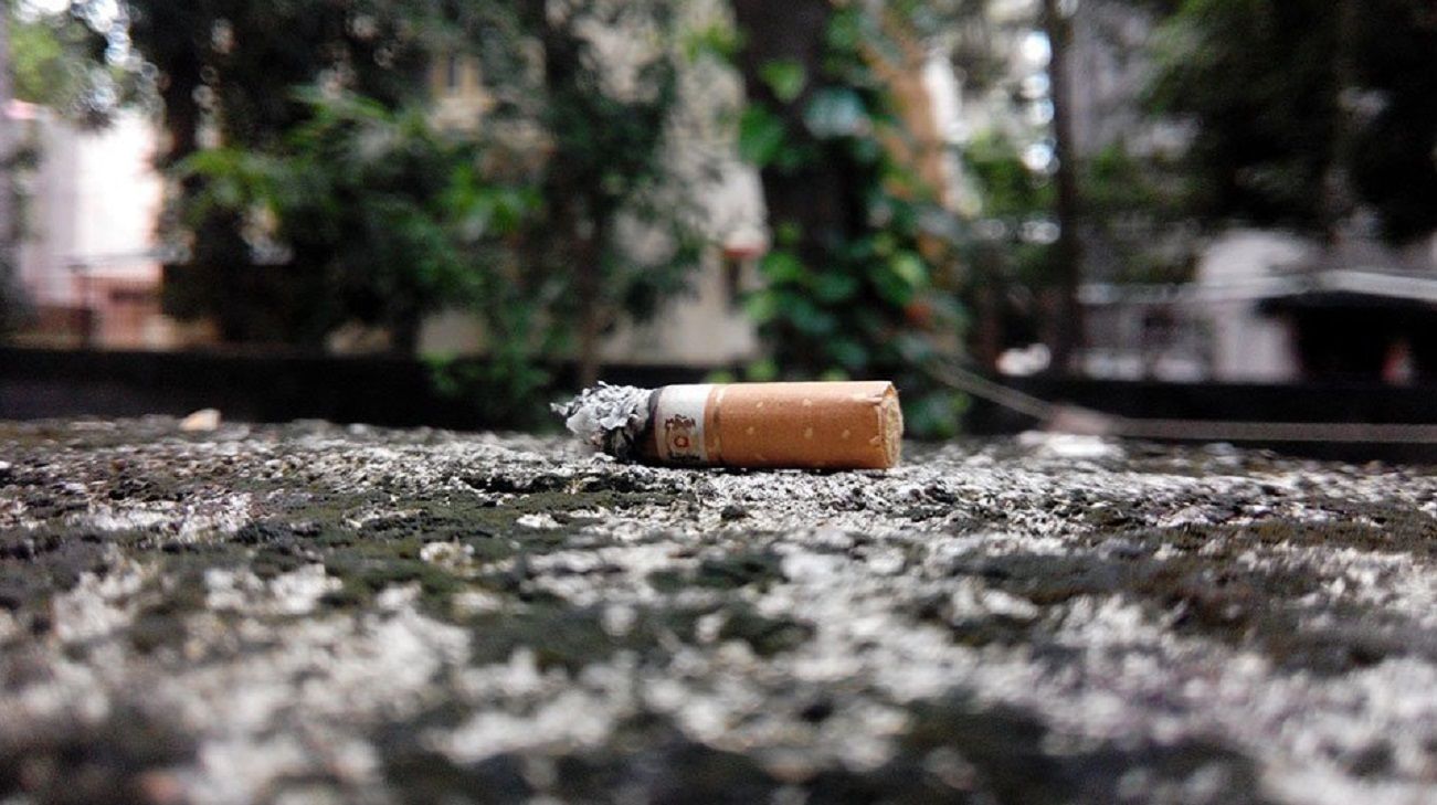 Proponen multar a quienes arrojen colillas de cigarrillos en la vía pública