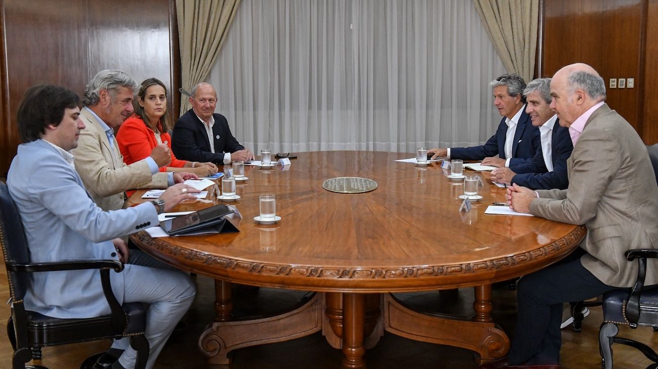 Luis Caputo ratificó ante la Mesa de Enlace que la baja de retenciones es temporal