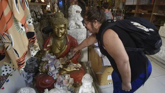 Rosario: el extraño fenómeno en que le dejan dinero a un buda a modo de ofrenda