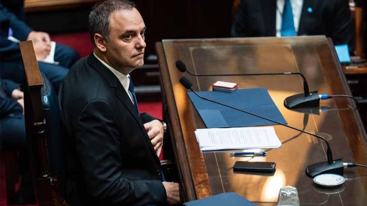 El hijastro de una de las jubiladas ratificó que Adorni pagó 65 mil dólares por fuera de la escritura