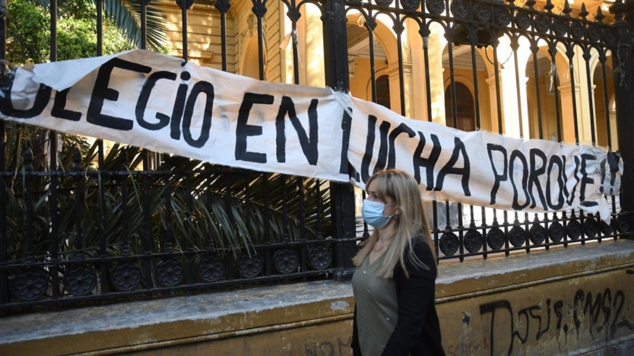 Una referente del colegio Lengüitas dice que los amenazan con que pueden repetir y quedarse libres
