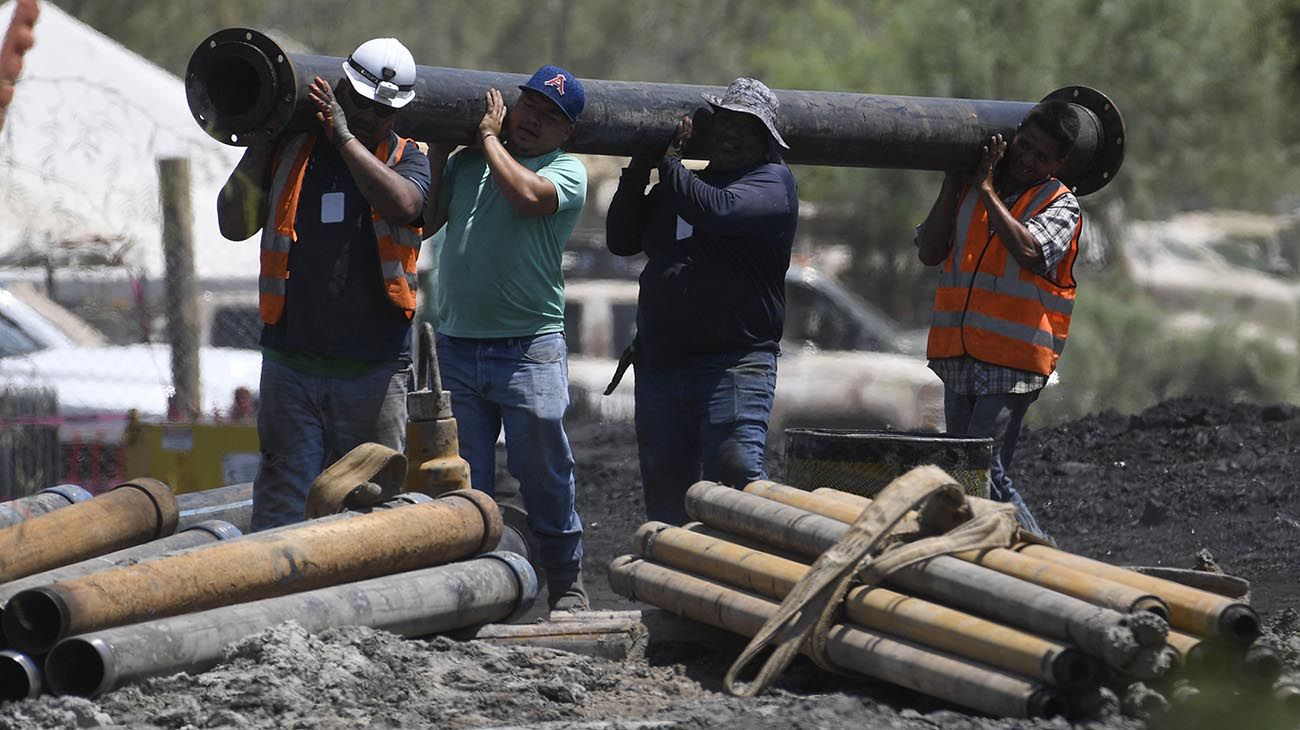 Trágico derrumbe en México: buzos militares buscan a los 10 mineros atrapados
