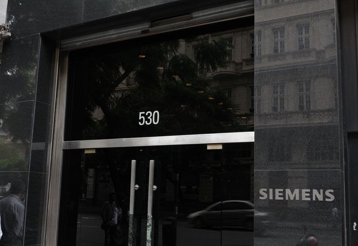 Caso Siemens: procesan a 17 directivos por sobornos