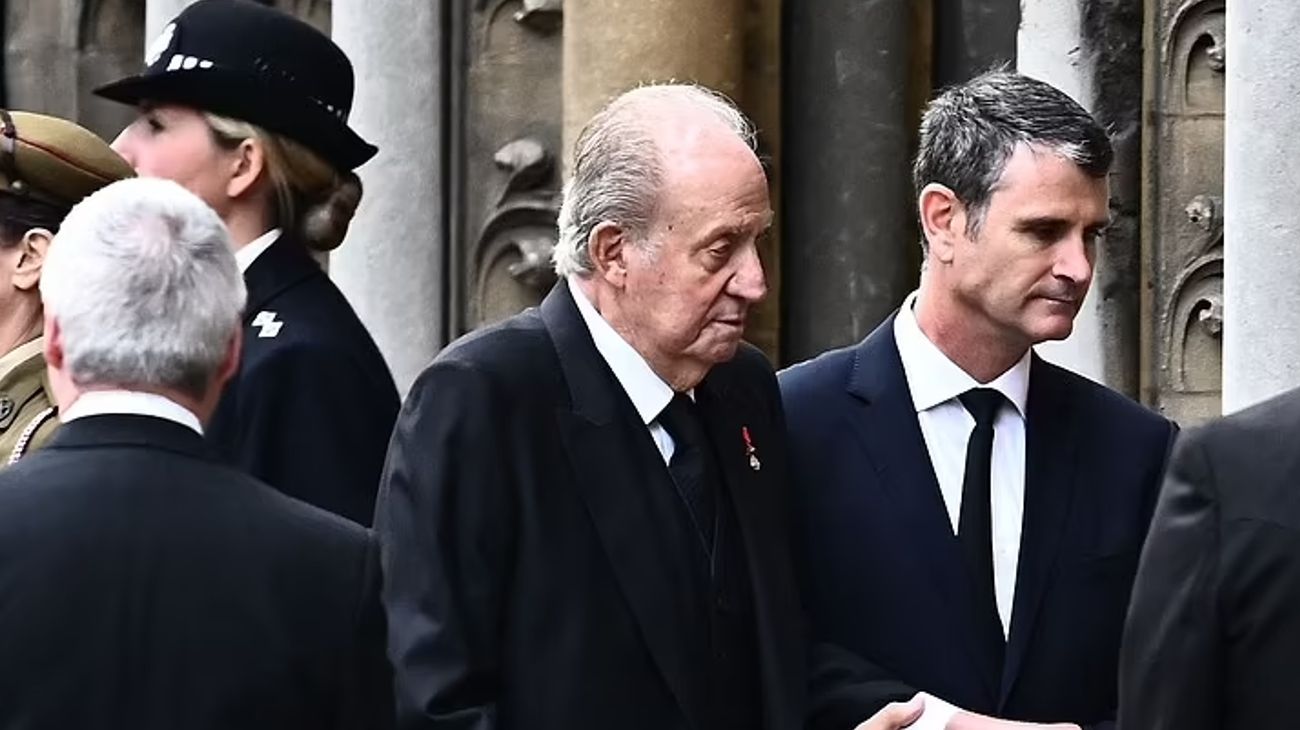 Con Letizia y Sofía, el rey Juan Carlos fue al funeral de Isabel II pese a las advertencias de Sánchez