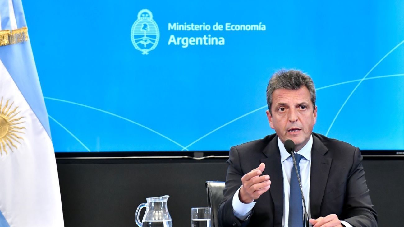 Sergio Massa anunció la recompra de dólares y apunta a bajar el riesgo país