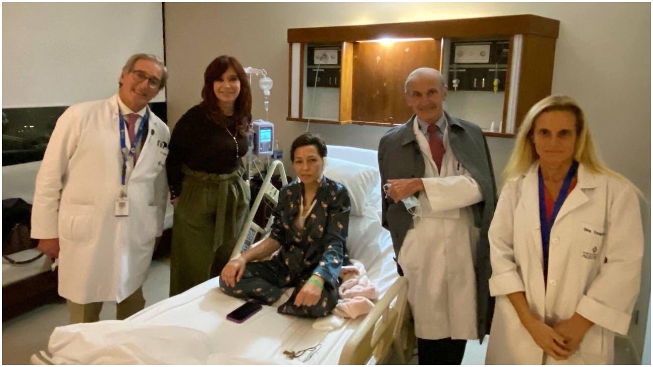 Polémica por la foto de Cristina Kirchner sin barbijo junto a Mayra Mendoza recién operada